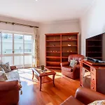 Cosy 2bdr Flat In Downtown By Lovelystay Φάρο